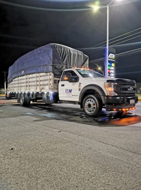 Unidad TLM cargada, operando de noche